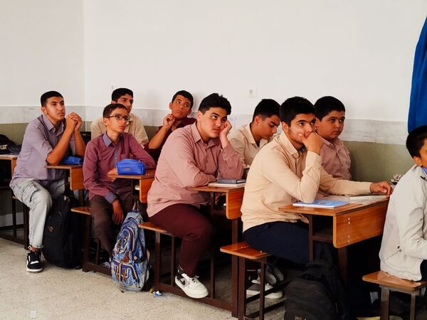هدایت تحصیلی دانش‌آموزان در دبیرستان میثاق با حضور مشاور مدرسه 