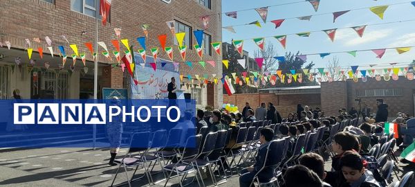 جشن انقلاب در دبستان ولی‌زاده ناحیه چهار کرج 