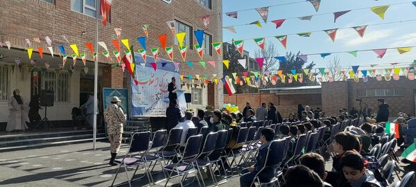 جشن انقلاب در دبستان ولی‌زاده ناحیه چهار کرج 