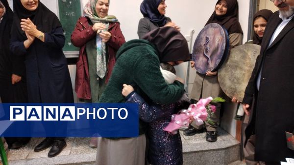 تجلیل از نخبگان آموزشی در دبیرستان شهیده محبوبه دانش