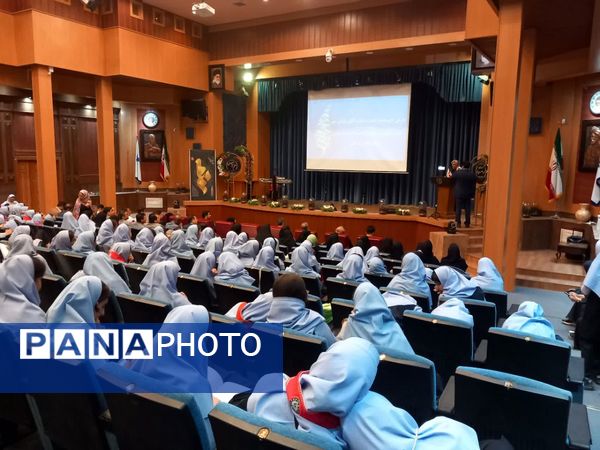 نواختن زنگ سپاس در فرهنگسرای آریو مصلی نژاد 