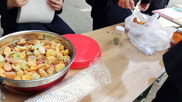 برپایی بازارچه دانش آموزی در دبیرستان پیرایش ۲