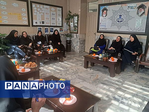 جلسه شورای دبیران مدرسه انیس خوش قدم ناحیه دو 