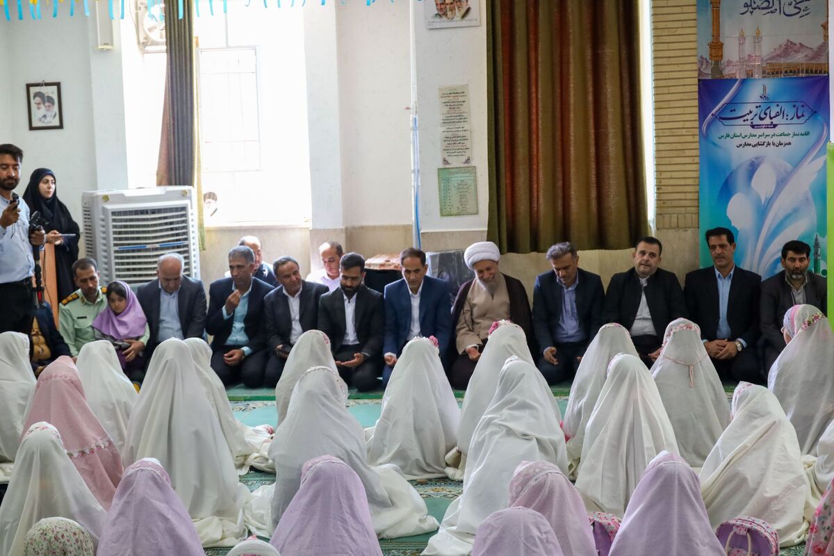 نماینده ولی فقیه در استان فارس و امام جمعه شیراز در اولین روز بازگشایی مدارس نماز ظهر و عصر را با دانش آموزان اقامه کرد
