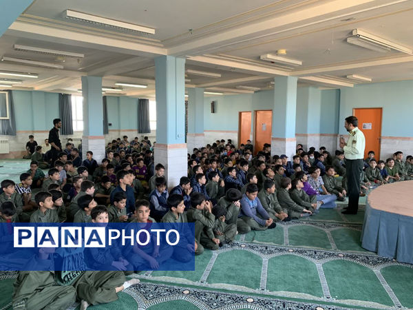 نشست صمیمی پلیس با دانش‌آموزان مدرسه شهدای غزه قم