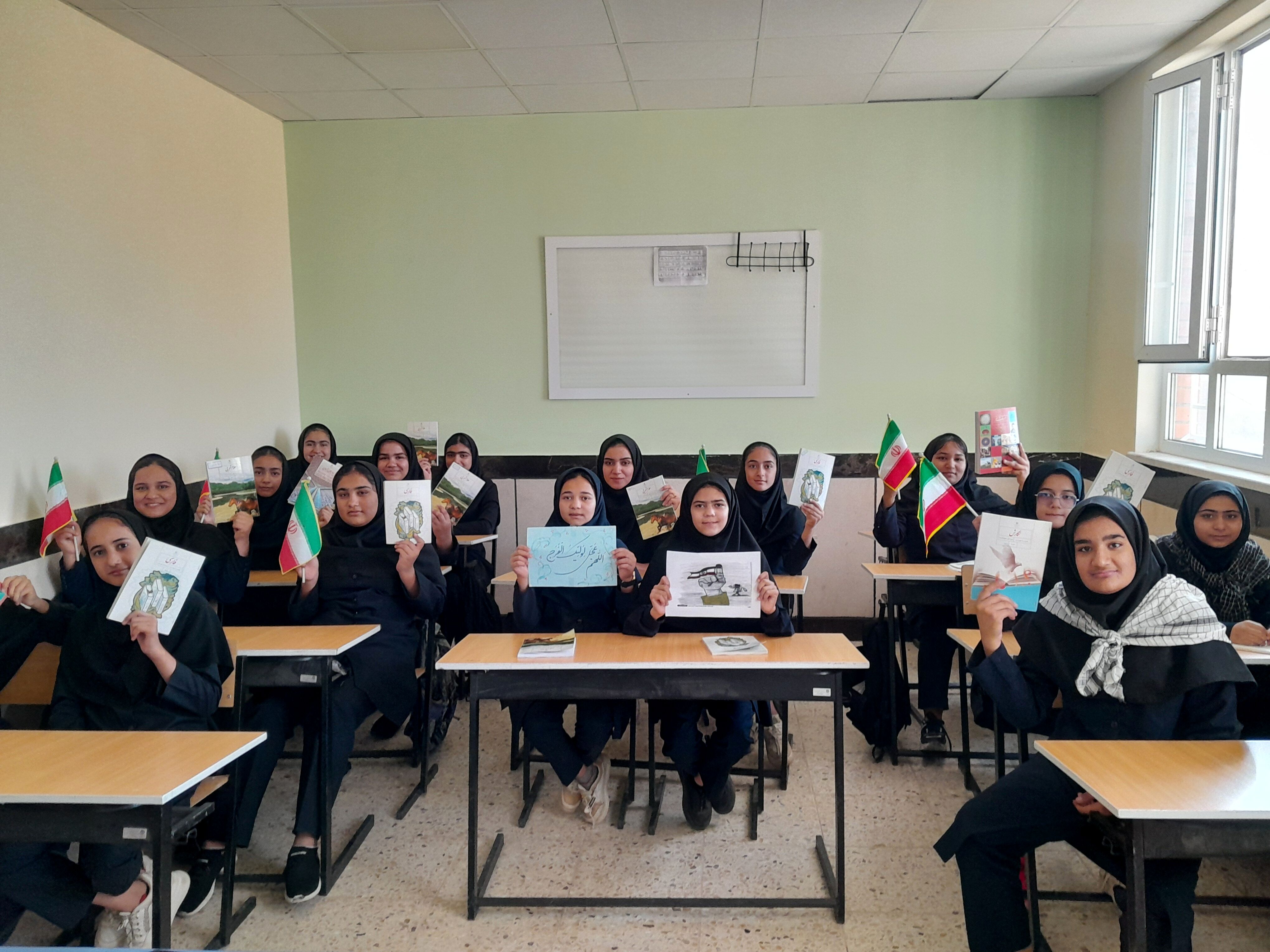 عکس یادگاری از دانش‌آموزان پایه نهم مدرسه مادر مهربان خلیل‌آباد