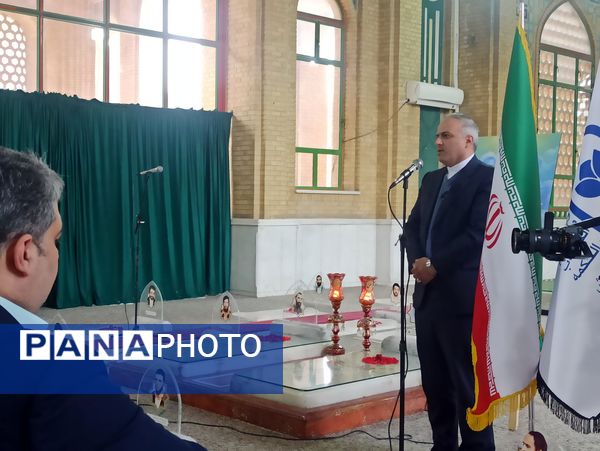 گرامیداشت هفته امورتربیتی در کنار مزار شهدای ۷۲ تن