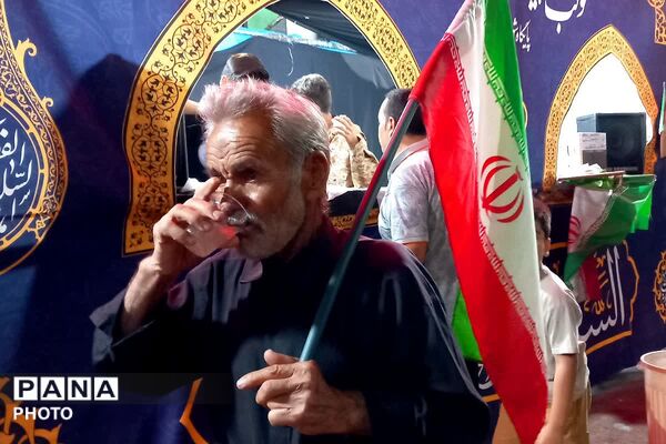 طوفان غم در بومهن؛ تجمع گسترده مردم در سوگ رهبر شهید مقابل مسجد صاحب‌الزمان