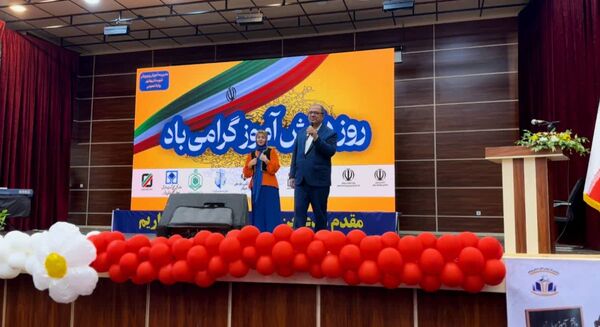 فریادهای همدلی و امید در بوشهر؛ دانش‌آموزان در تالار لیان یاد ۱۳ آبان را جاودانه کردند