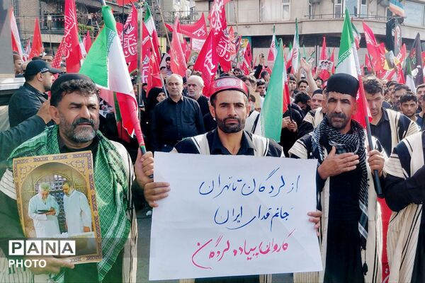 حضور پرشور جمعی از قوم بختیاری لردگان در آیین تشییع رهبر در میدان انقلاب تهران
