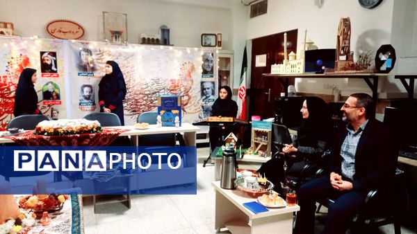 نشست ادبی دانش‌آموزان در کافه کتاب آموزشگاه هیات امنایی فرزانگان