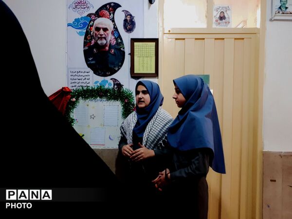 پیوند نسل امروز با آرمان‌های انقلاب  روایت تصویری یک نمایشگاه مدرسه انقلاب