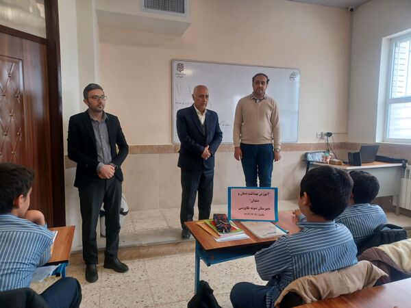 آموزش بهداشت دهان و دندان در دبیرستان نمونه مرحوم طاووسی