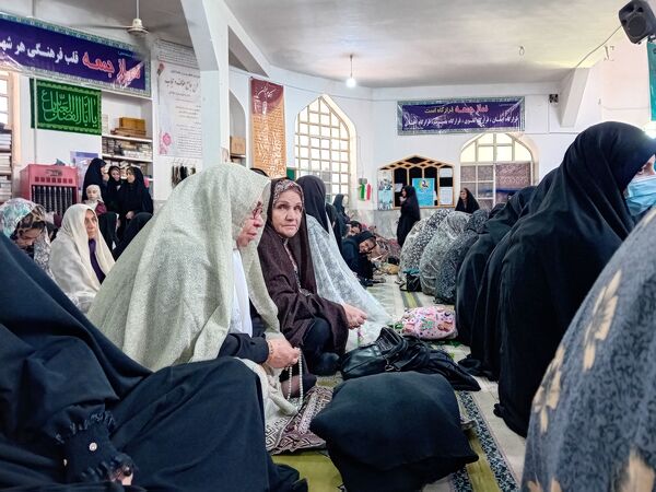 حضور دانش‌آموزان دبیرستان فاطمه الزهرا(س) و کوثر در نماز جمعه