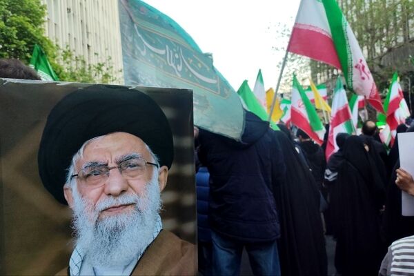 مردم تهران به احترام چهلمین روز از شهادت رهبر شهید ایستادند