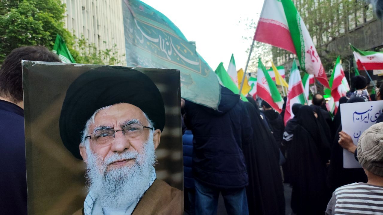 مردم تهران به احترام چهلمین روز از شهادت رهبر شهید ایستادند