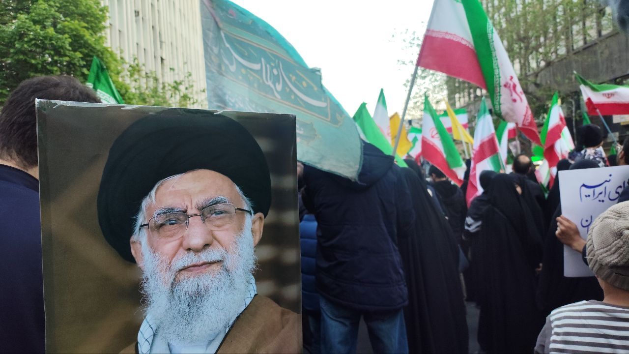 مردم تهران به احترام چهلمین روز از شهادت رهبر شهید ایستادند