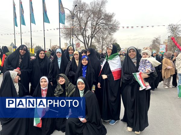 حضور پرشور مردم در راهپیمایی ۲۲ بهمن هشتگرد