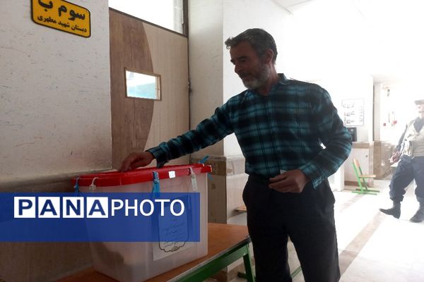 حضور گسترده مردم شهیدپرور شهر تیتکانلو بخش خبوشان پای صندوق‌های رأی 