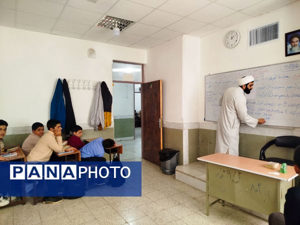 هدایت تحصیلی دانش‌آموزان در دبیرستان میثاق با حضور مشاور مدرسه 