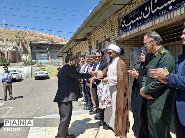 بهره برداری از دومین چمن مصنوعی در بخش صوفیان به مناسبت هفته دولت