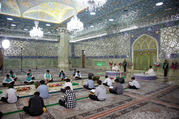 ترتیل خوانی دانش‌آموزان در حرم حضرت معصومه(س)