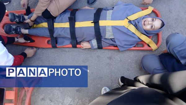 آموزش کمک‌های اولیه مانور زلزله به دانش‌آموزان دبیرستان شهید دهقان