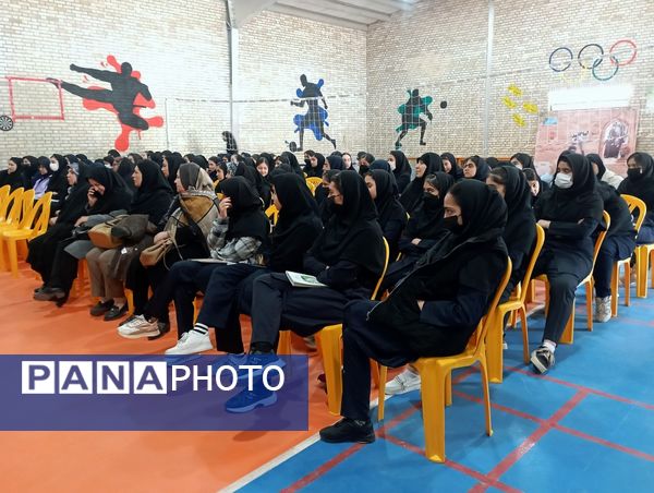 برگزاری جلسه آموزش خانواده با موضوع هدایت تحصیلی پایه نهم در قوچان