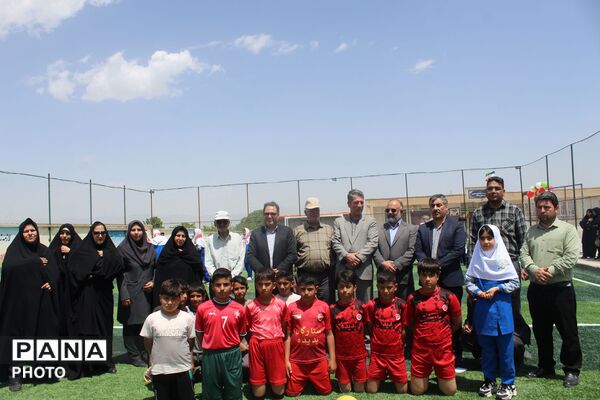 افتتاح زمین چمن مصنوعی در مدرسه شهید صفدری سه گنبد 