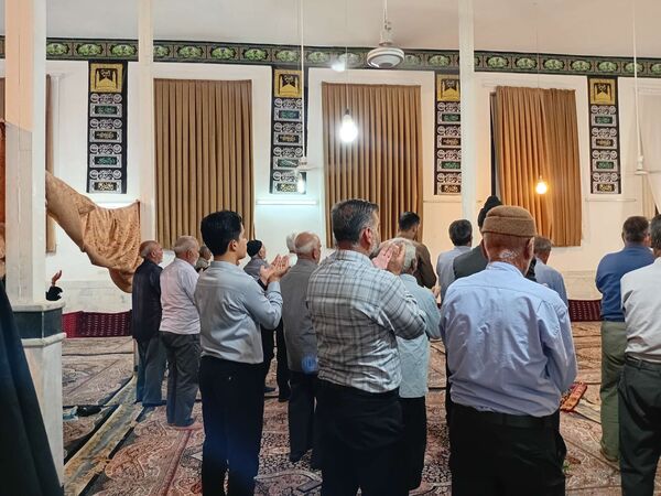 نماز جماعت در مراسم شب بیعت با امام زمان (عج) در خلیل آباد