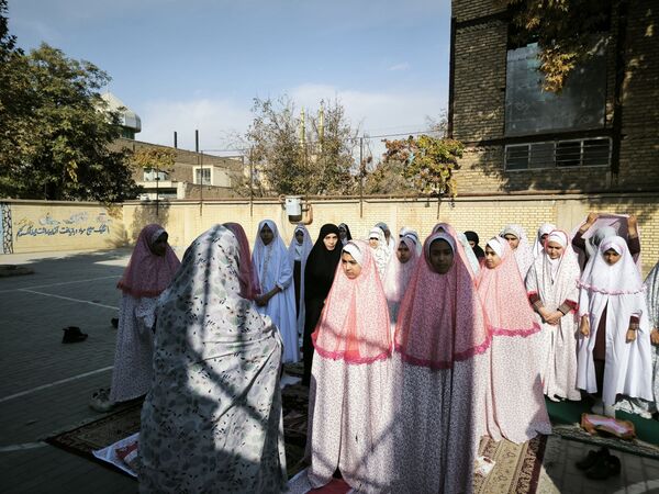 خواندن نماز باران در دبستان دخترانه شطیطه2