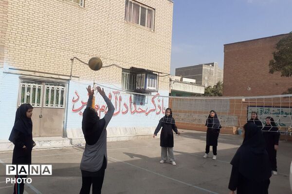 رقابت دوستی و سلامتی هفته تربیت‌بدنی با شور و نشاط دانش‌آموزان در دبیرستان توحید یک
