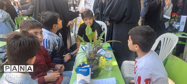 خروش جوانان در مصلی کرج با اجرای سرود و رجزخوانی  دانش‌آموزان در آیین پاسداشت میهن
