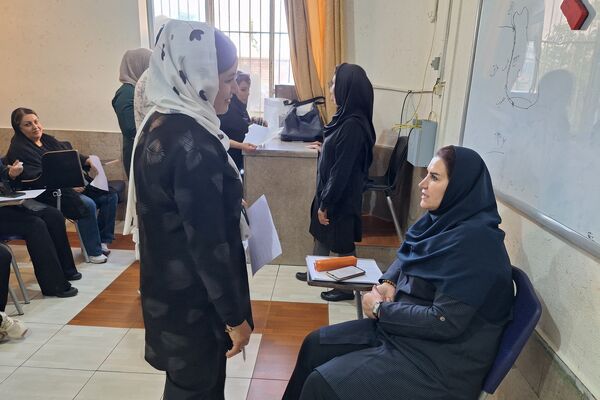 دیدار اولیا و معلمان در جهت بررسی وضعیت تحصیلی دانش‌آموزان 