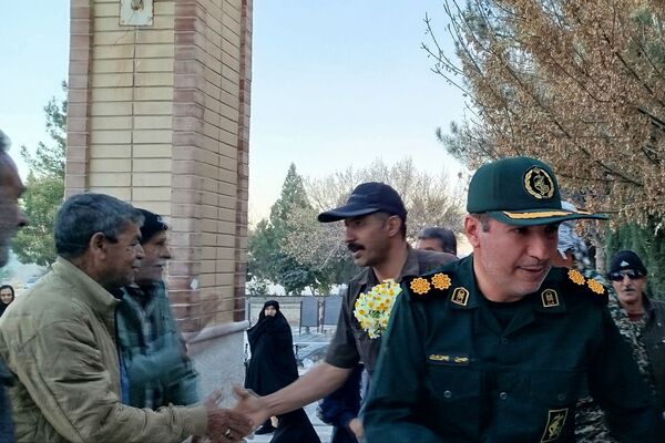غبار روبی و عطرافشانی قبور مطهر شهدای روستای ظفرآباد