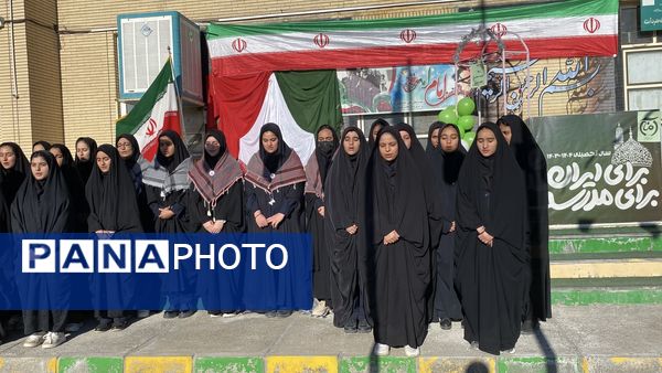 نواخته شدن زنگ انقلاب در دبیرستان نمونه دولتی آمنه(س) 