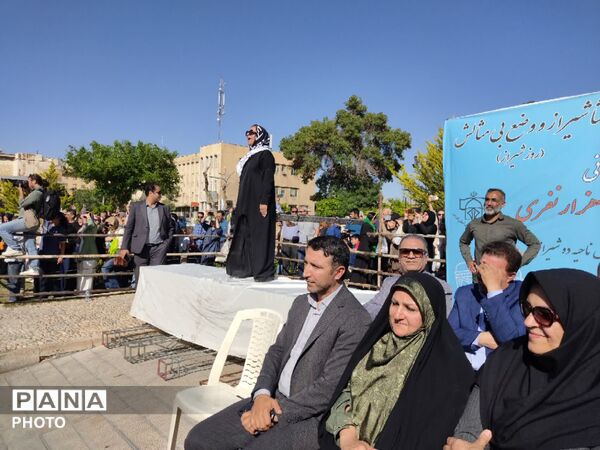 اجرای سرود همگانی دانش‌آموزان در روز شیراز