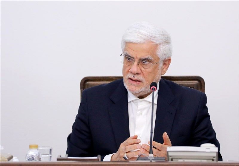 عارف: کاری نکنیم مردم از انقلاب فاصله بگیرند