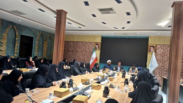 نشست صمیمی با حضور مسئولان و دانش‌آموزان زینب نام در یزد
