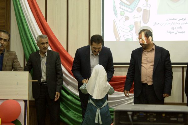 آیین تقدیر از فعالان و برگزیدگان عرصه‌های علمی و فرهنگی در بام‌وصفی‌آباد