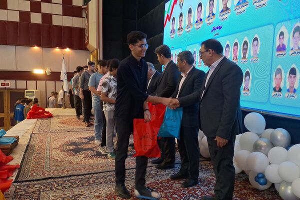 مراسم تجلیل از دانش‌آموزان برتر دبیرستان هیأت امنایی رازی ناحیه ۴شیراز