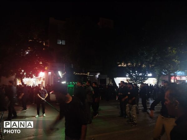 نهمین شب از مراسم عزاداری امام حسین همراه با هئیت زنجیر زنی در حسینیه امام خمینی