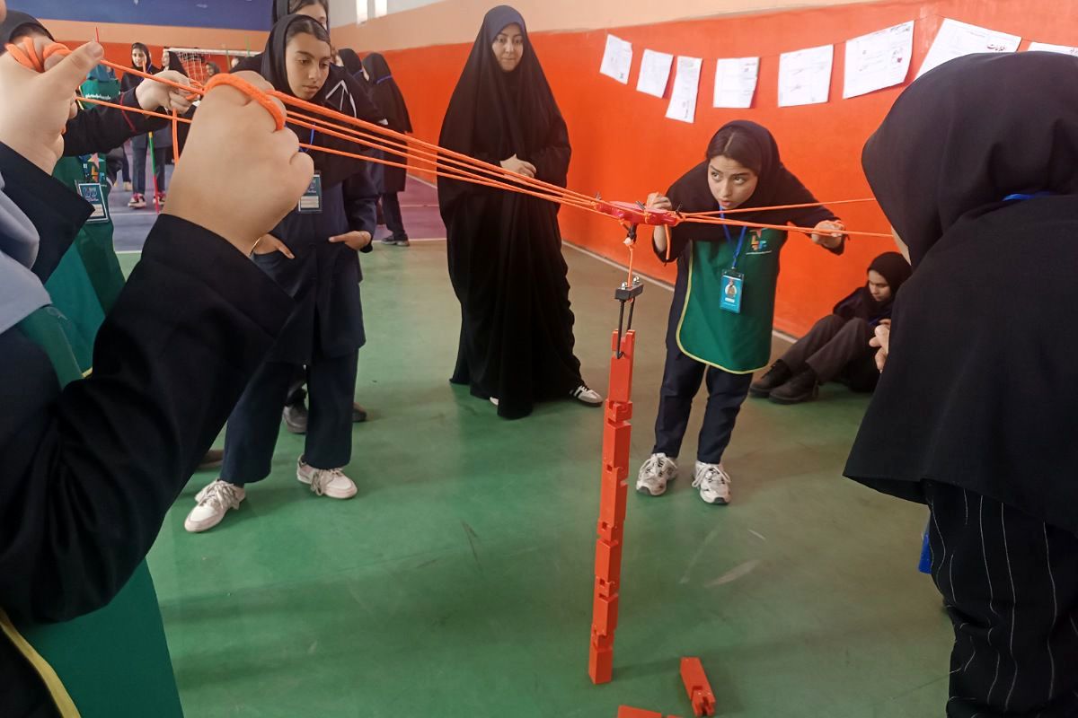 حضور دانش آموزان مدرسه ایثار در اردو توانمند سازی "برپا" در اردوگاه امام خمینی (ره)