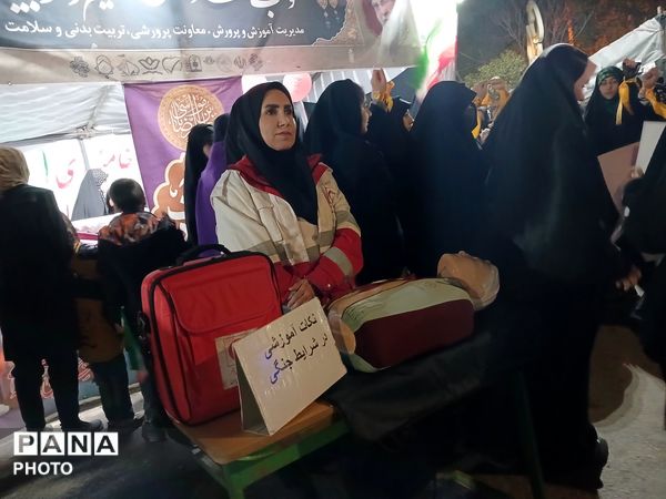 تجمع شبانه بیعت با رهبری در نهاوند