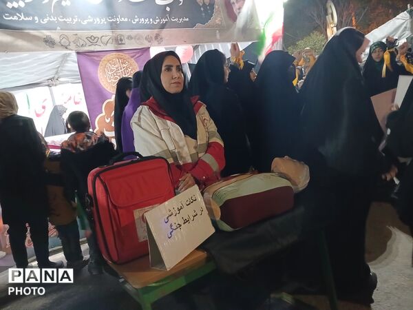 تجمع شبانه بیعت با رهبری در نهاوند