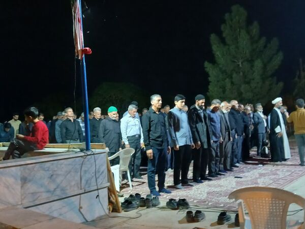 مراسم شبی با شهدا در محل گلزار شهدای روستای بزنجرد شهرستان خلیل‌آباد