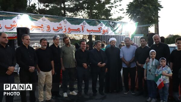 موکب آموزش و پرورش درحال خدمت‌رسانی به زائران مراسم تشییع  رهبر شهید انقلاب