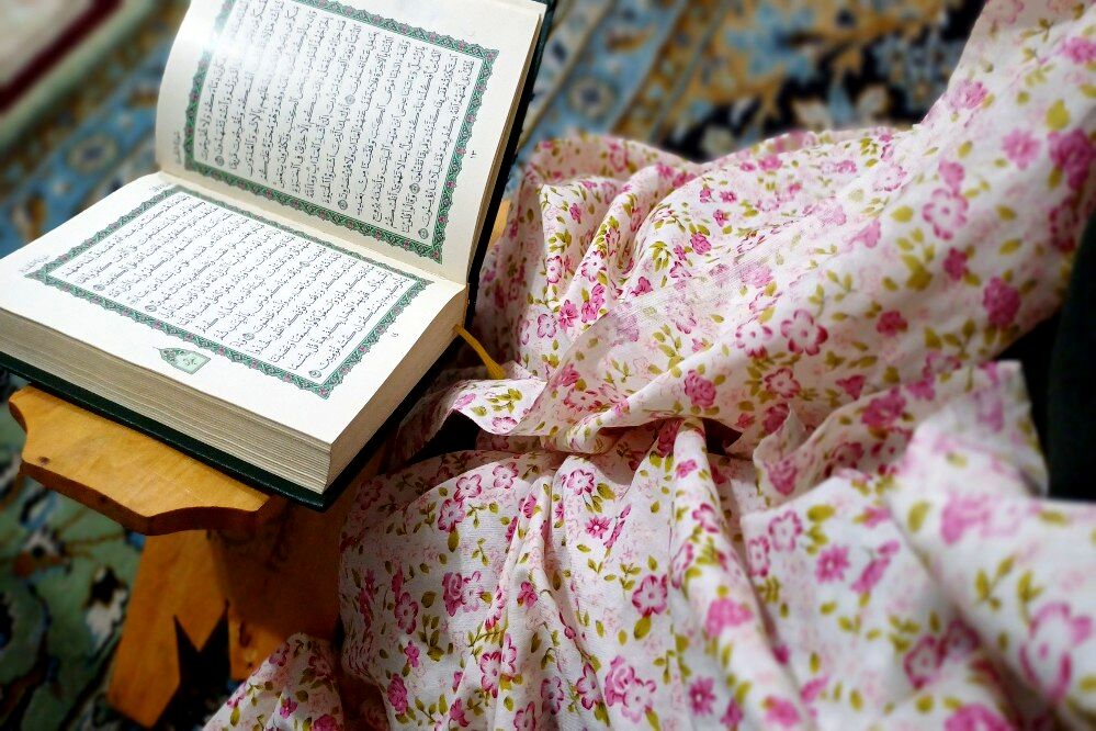 قرائت دعای ام داوود توسط معتکفین دختر 