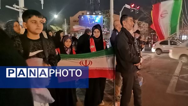 شور جشن ۲۲ بهمن در مدرسه مولوی فین؛ عطر شعر و نور ولایت در هم آمیخت