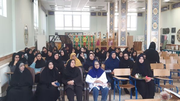 بازدید امام جمعه ملارد از نمایشگاه مشاغل هنرستان فنی و حرفه‌ای طوبی به مناسبت هفته سلامت و هفته معرفی مشاغل